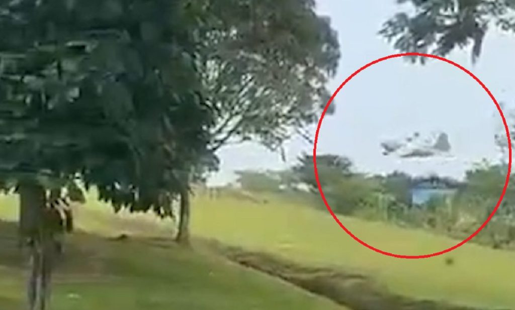 Vídeo mostra avião militar em rasante antes de cair na Colômbia