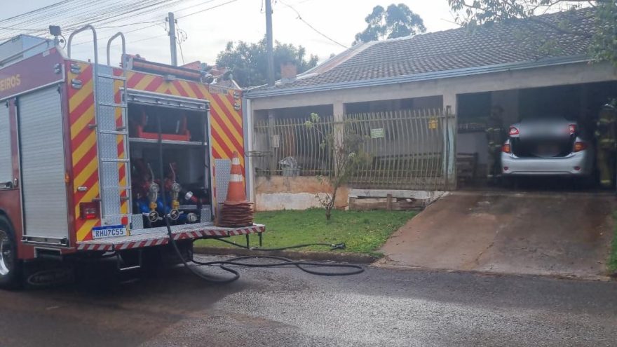 Bombeiros são acionados após incêndio em Corolla