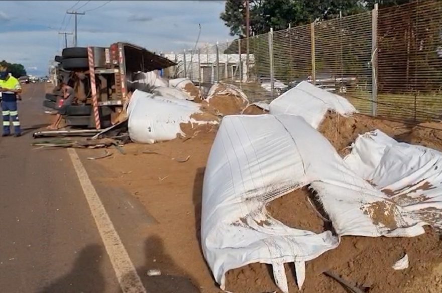 Caminhão tomba e espalha toneladas de adubo na BR-277 em Cascavel