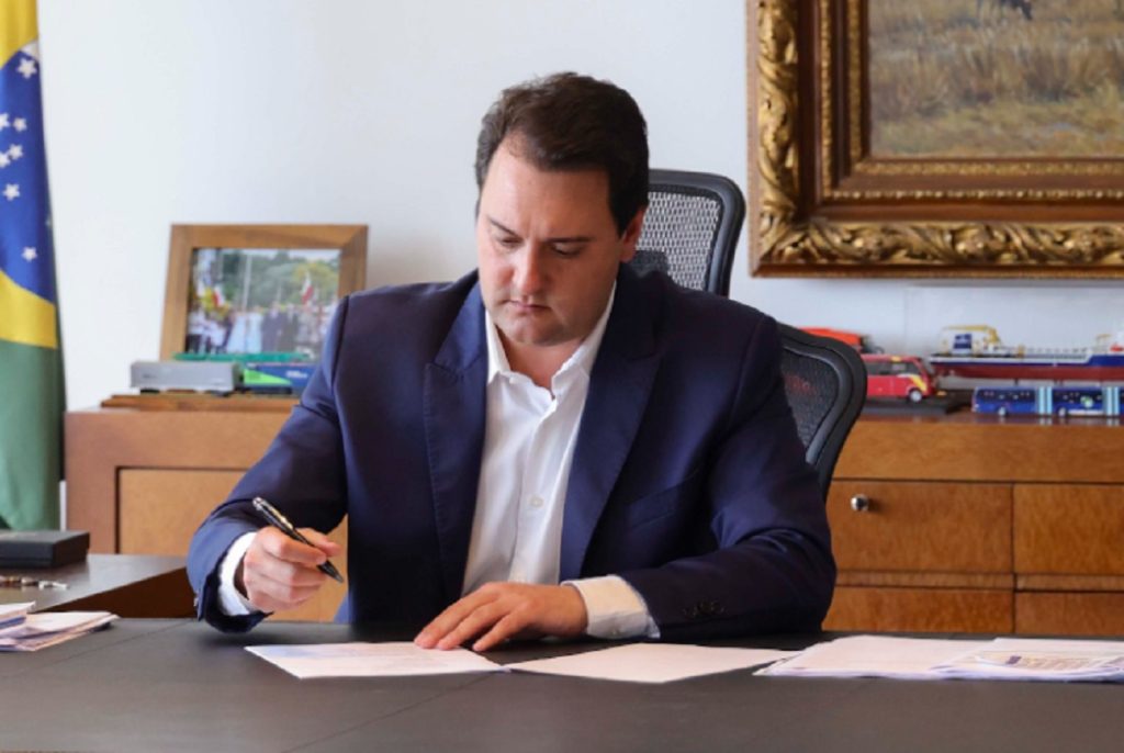Ratinho Jr. desiste de ser presidente e comandará os negócios do pai