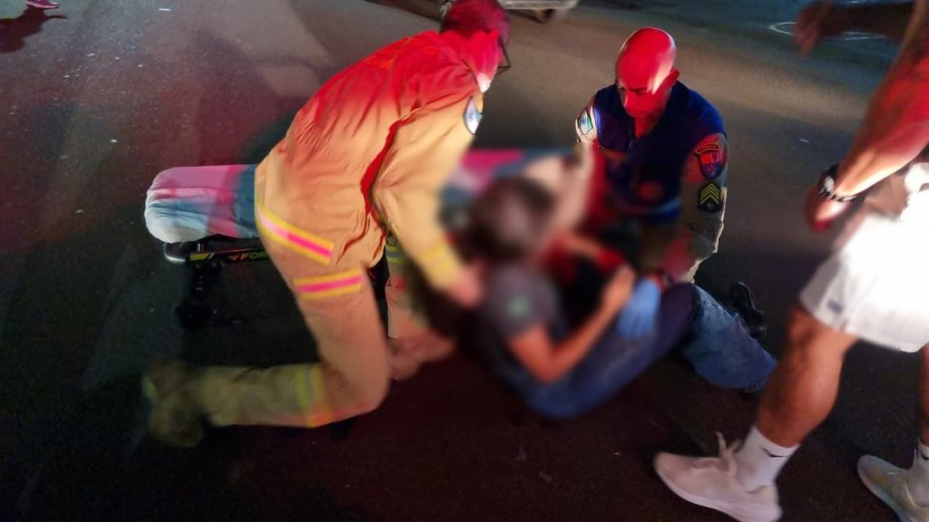Motociclista de 24 anos fica ferida após colisão com Saveiro no bairro Neva
