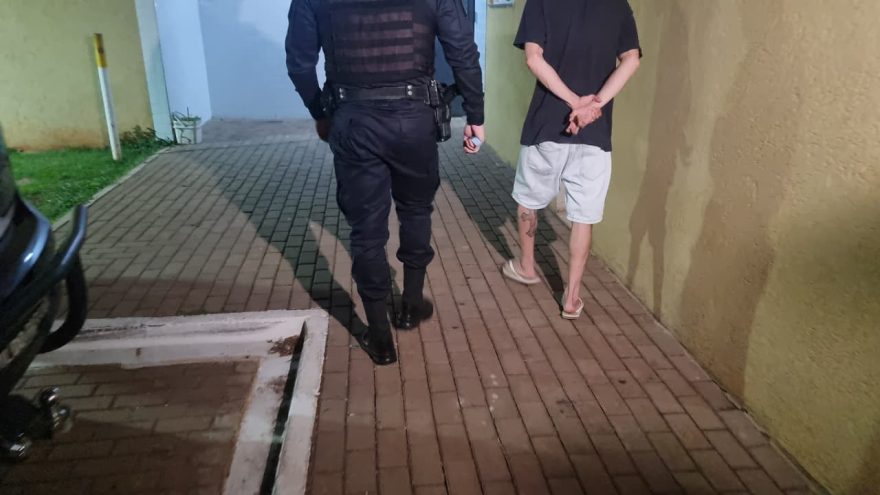 Preso com carro furtado é levado para a delegacia de Polícia Civil de Cascavel