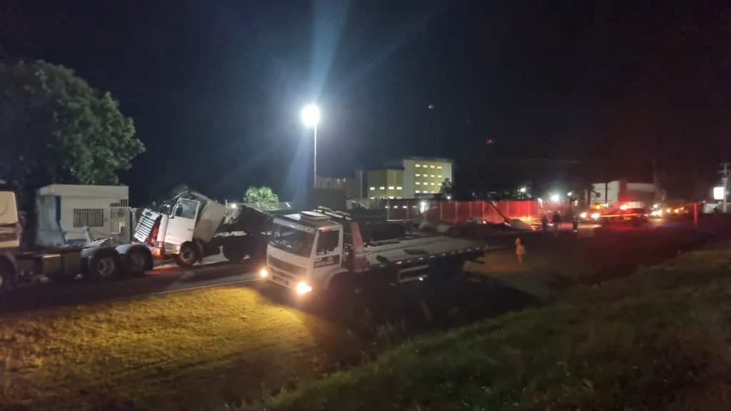 Equipes trabalham para restabelecer energia após colisão danificar poste e afetar mais de mil unidades em Cascavel