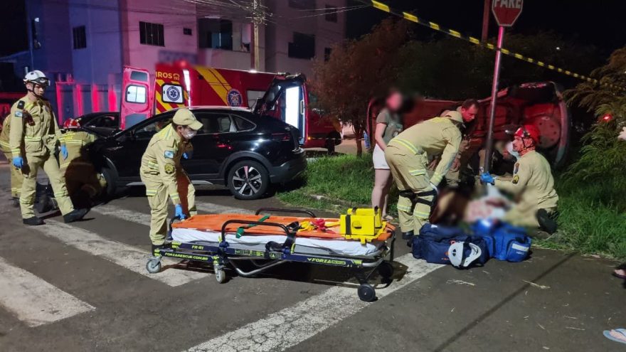 Carro tomba em violento acidente de trânsito no bairro Santo Inácio