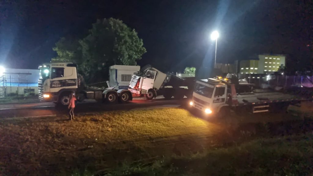 Retirada de caminhão tombado na BR-277 é iniciada, mas carga de adubo segue às margens da rodovia em Cascavel