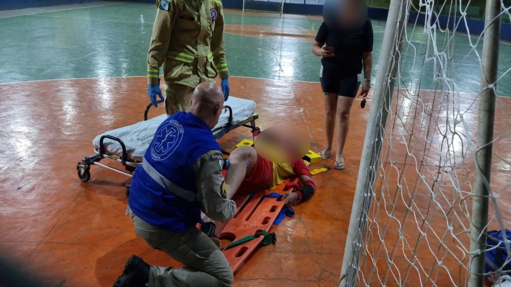 Jovem de 19 anos sofre luxação no joelho durante jogo de futsal e é encaminhado ao hospital