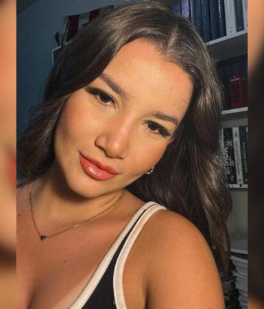 Amiga tenta reanimar estudante de 21 anos, mas jovem não resiste e morre Imagem referente a Amiga tenta reanimar estudante de 21 anos, mas jovem não resiste e morre