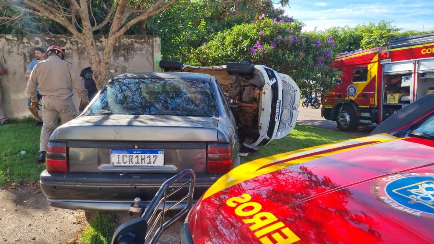 Gol tomba após colisão com Vectra no Bairro Santa Cruz, em Cascavel