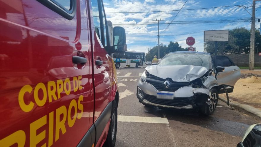 Mulher fica ferida em acidente Captur e Uno