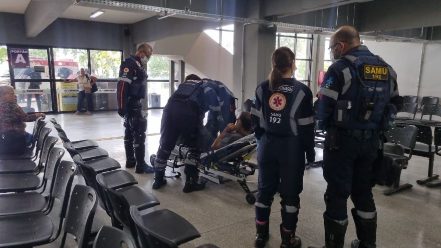 SAMU atende idoso debilitado na Rodoviária de Cascavel após passar mais de um dia sem se alimentar