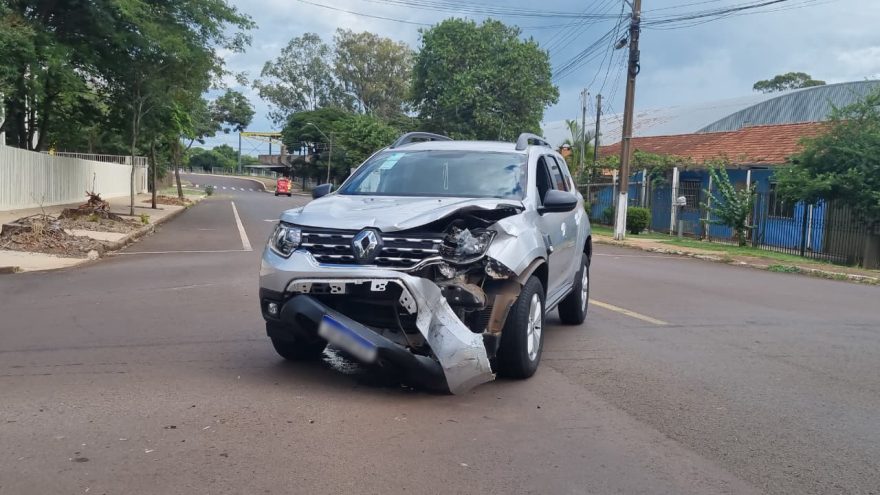 Duster e S10 se envolvem em acidente no Bairro Santo Onofre
