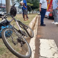 Imagem referente a Em bicicleta sem freio, idoso atravessa preferencial e bate contra ônibus
