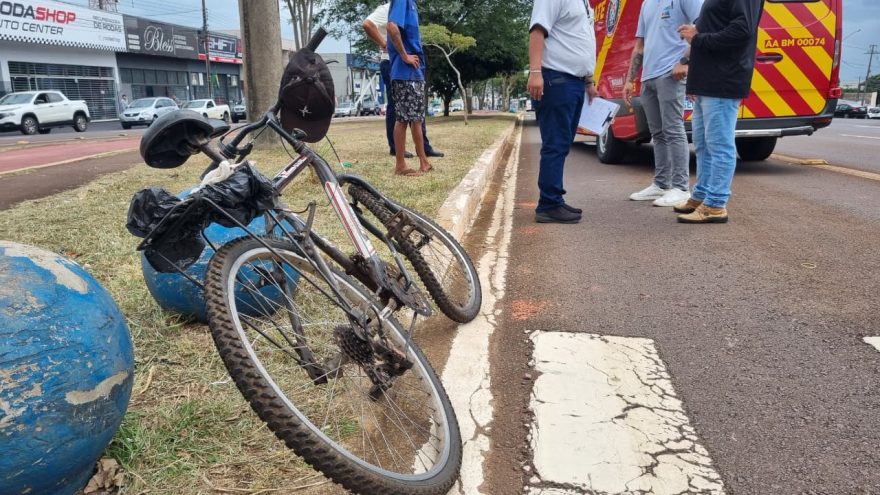 Em bicicleta sem freio, idoso atravessa preferencial e bate contra ônibus