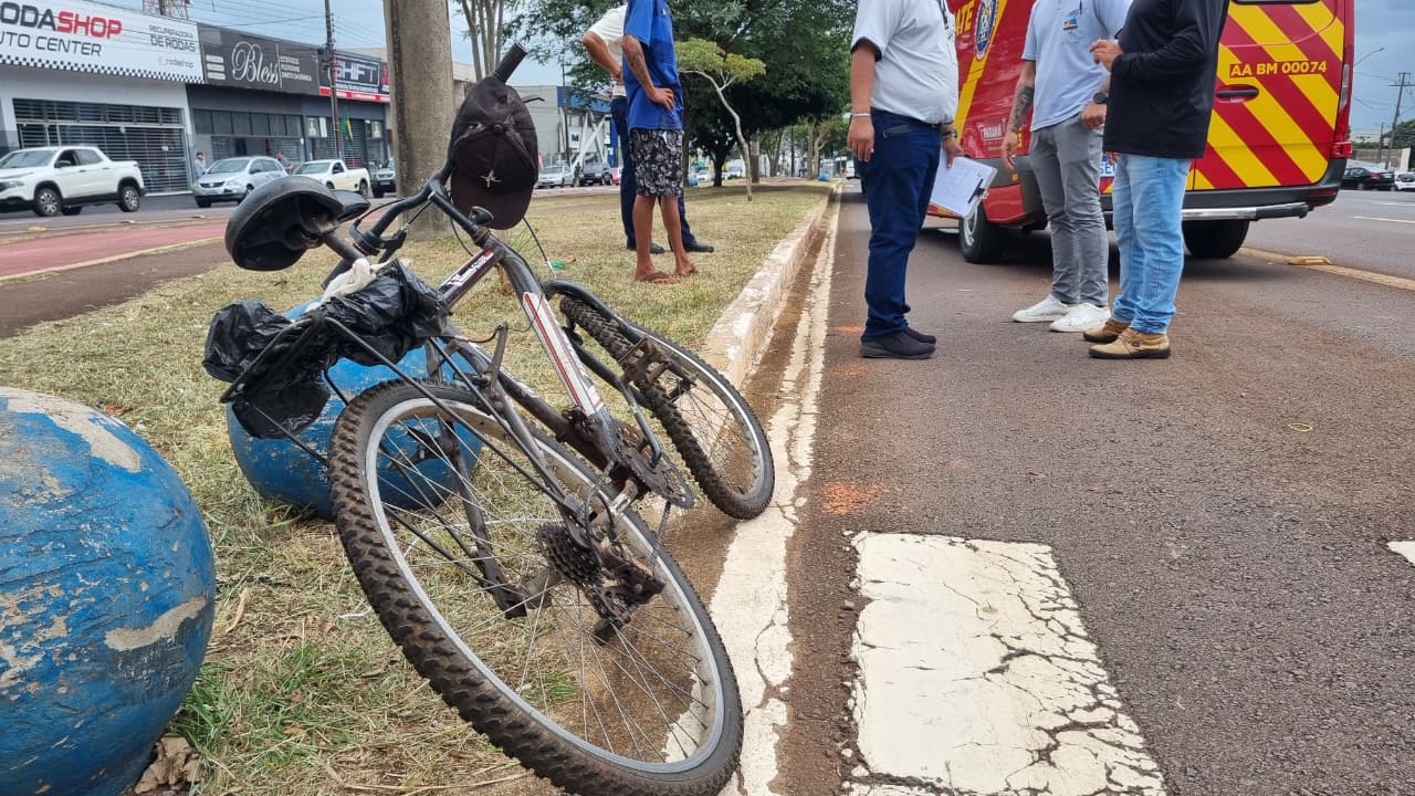 Imagem referente a Em bicicleta sem freio, idoso atravessa preferencial e bate contra ônibus
