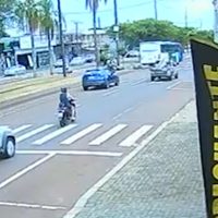 Imagem referente a Câmera capta momento em que ciclista quase vai parar embaixo de ônibus