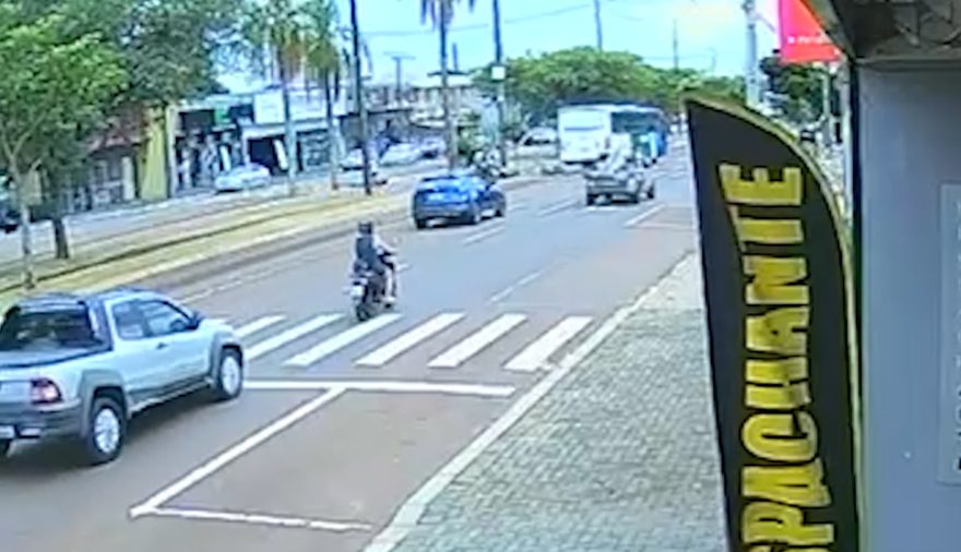 Câmera capta momento em que ciclista quase vai parar embaixo de ônibus