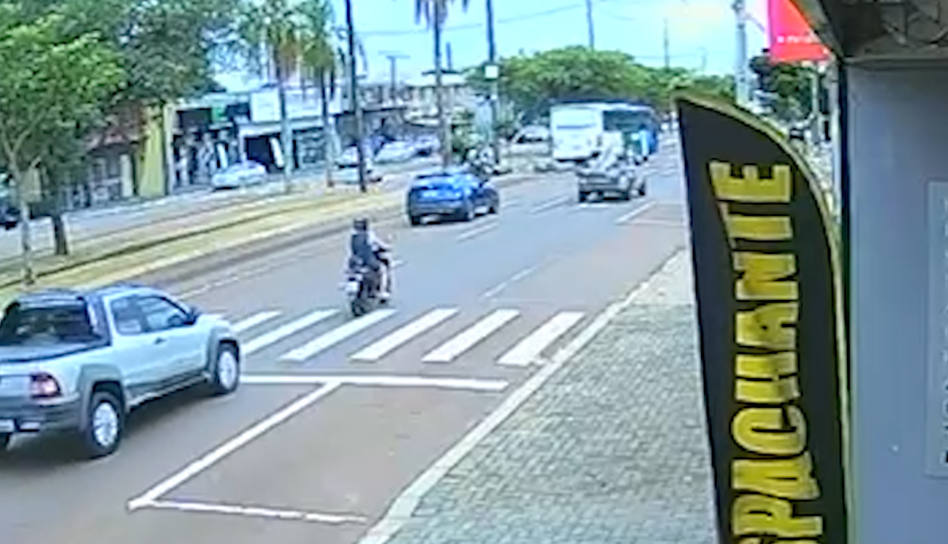 Imagem referente a Câmera capta momento em que ciclista quase vai parar embaixo de ônibus