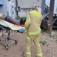 Imagem referente a Idoso de 73 anos fica ferido após colisão de carro com poste no Bairro Brasmadeira