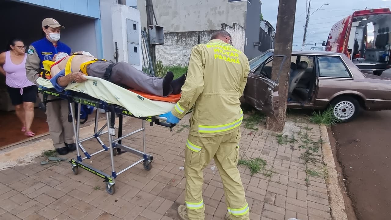 Imagem referente a Idoso de 73 anos fica ferido após colisão de carro com poste no Bairro Brasmadeira