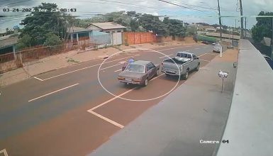 Imagem referente a Entenda como idoso bateu em poste enquanto tentava 