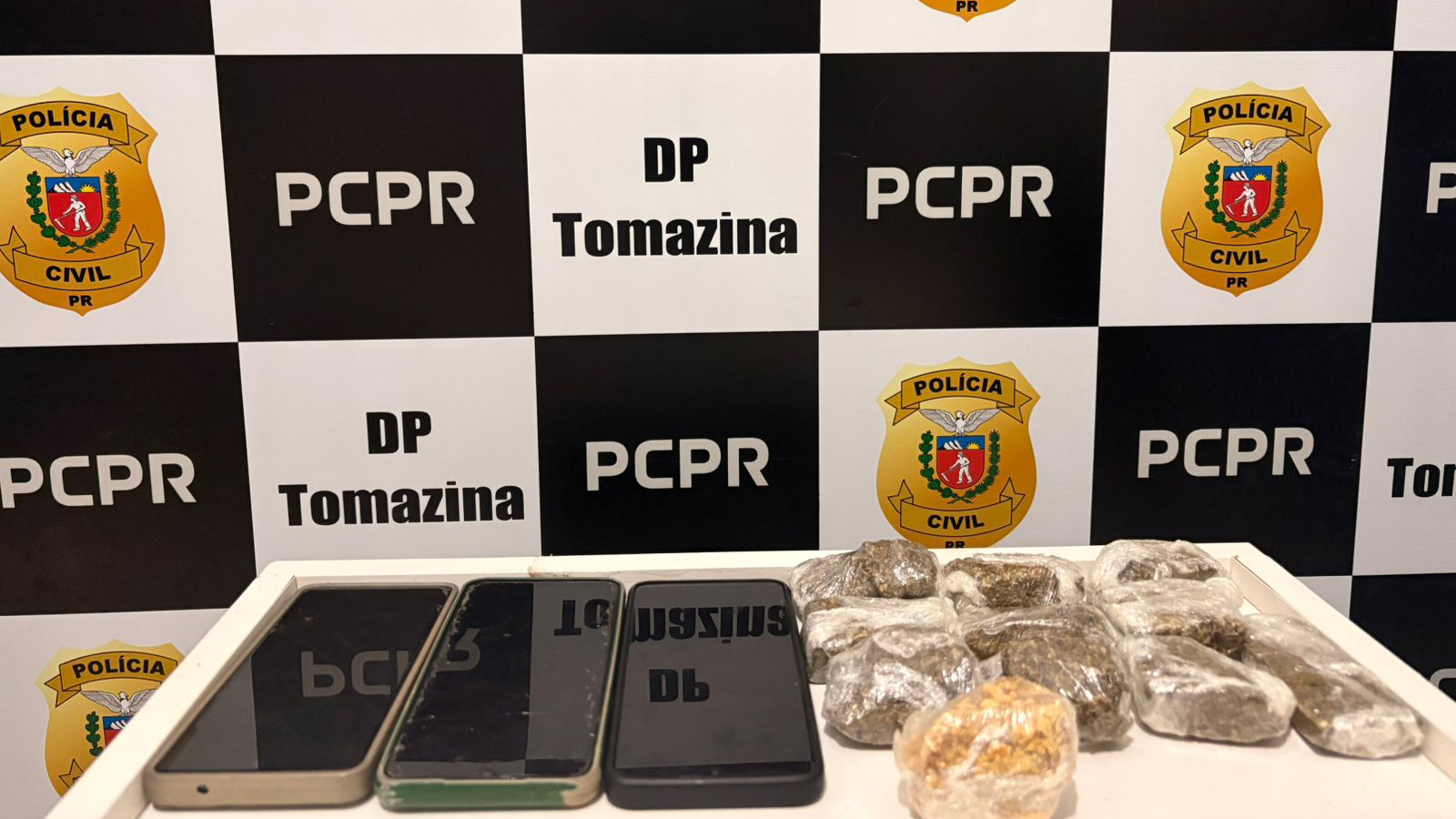 PCPR prende quatro pessoas por tráfico de drogas e associação para o tráfico de drogas em Tomazina PCPR prende quatro pessoas por tráfico de drogas e associação para o tráfico de drogas em Tomazina