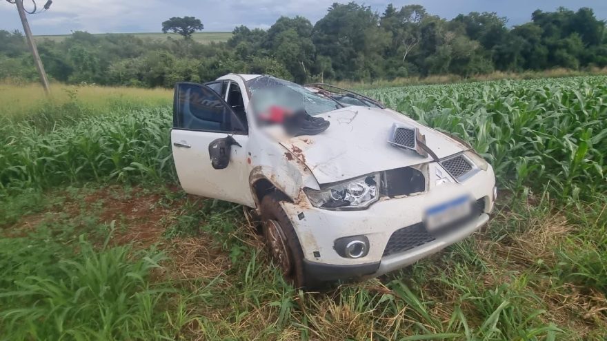 Vítima de capotamento é socorrida pelos Bombeiros na BR-163 em Cascavel