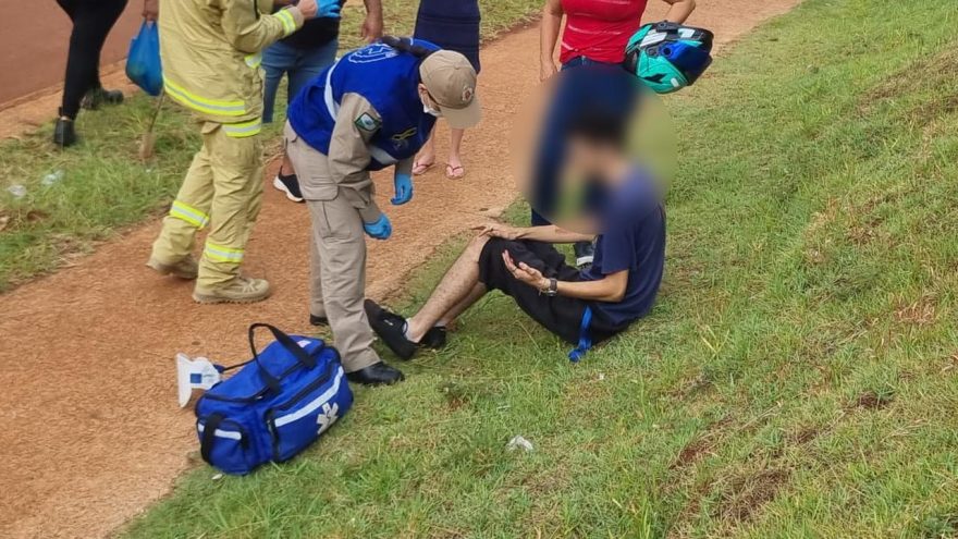 Motociclista bate na traseira de Peugeot e fica ferido no Riviera