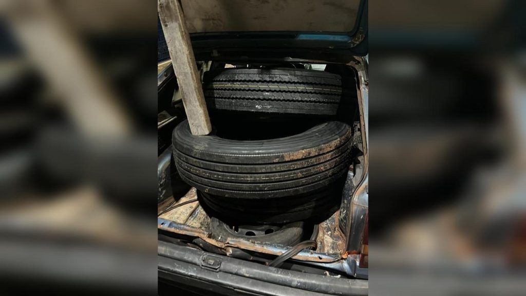 Ação conjunta apreende veículo com pneus de caminhão estrangeiros em Foz do Iguaçu
