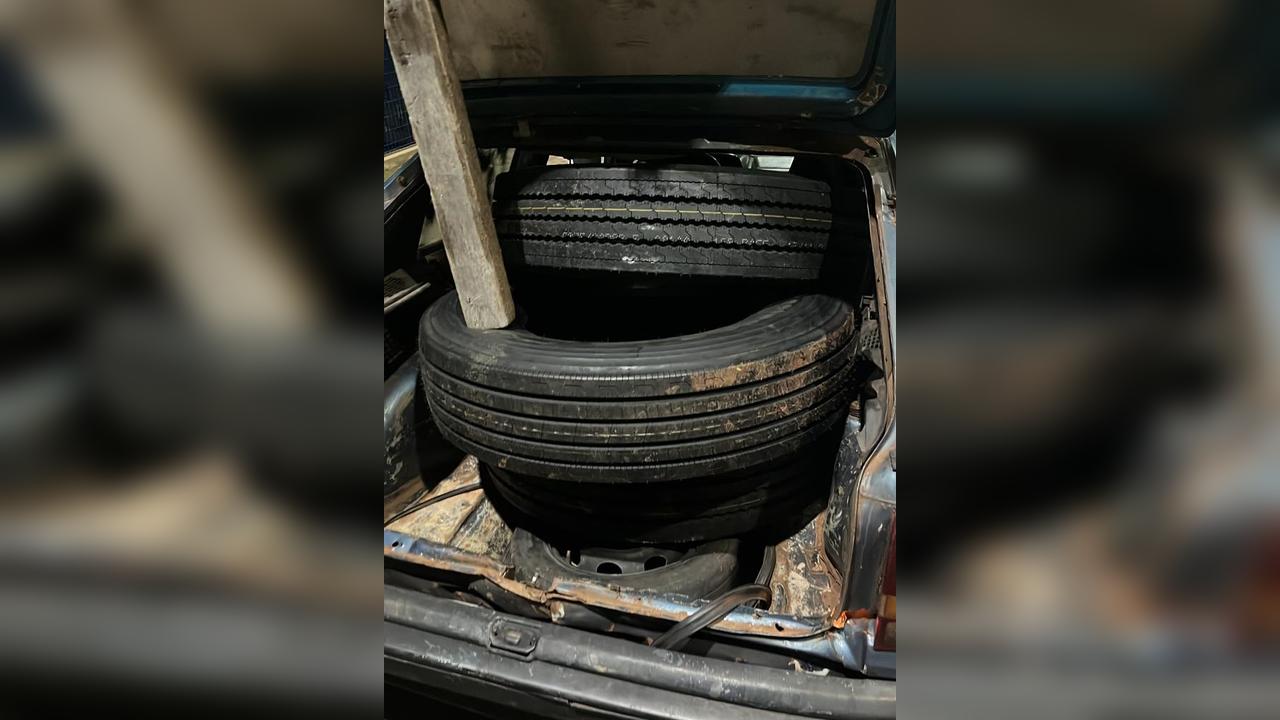 Ação conjunta apreende veículo com pneus de caminhão estrangeiros em Foz do Iguaçu