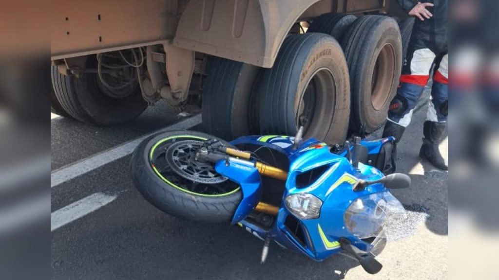 Motociclista fica gravemente ferido após colisão com caminhões na PR-151, em Piraí do Sul