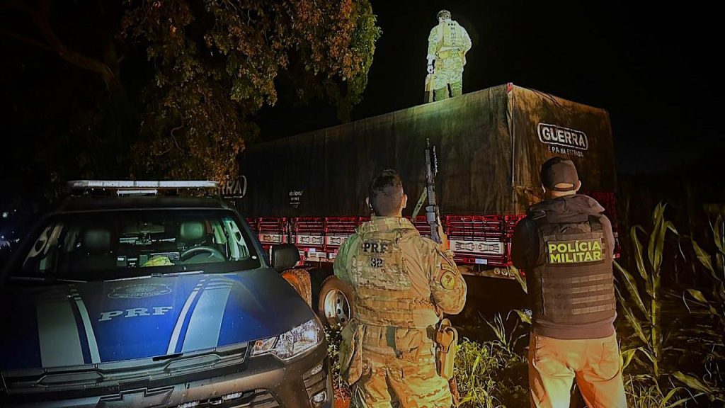 Caminhão com 250 mil maços de cigarros contrabandeados bate após fuga na BR 163