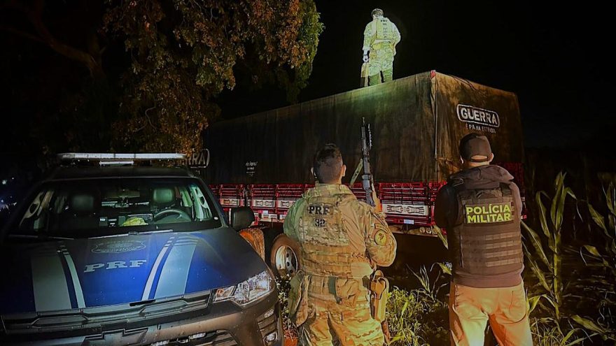 Caminhão com 250 mil maços de cigarros contrabandeados bate após fuga na BR 163
