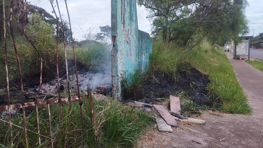 Incêndio em vegetação mobiliza Corpo de Bombeiros no bairro Cataratas, em Cascavel