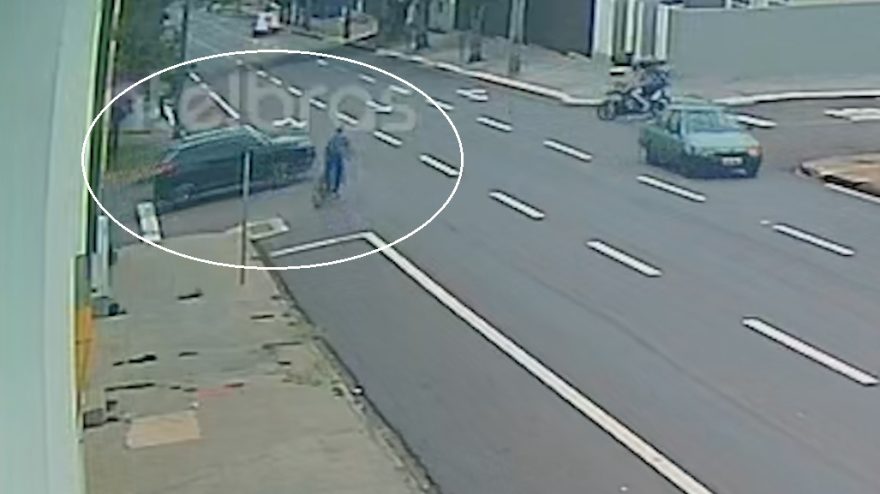 Adolescente de bicicleta pela contramão atinge carro no Centro de Cascavel