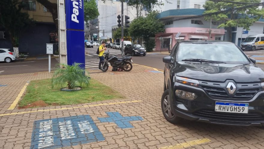 Carro e moto se envolvem em colisão na Rua Paraná com a Carlos de Carvalho