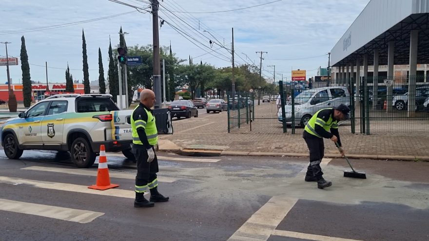 Mancha de óleo provoca queda de cerca de cinco motociclistas no cruzamento da Av. Brasil com Rocha Pombo