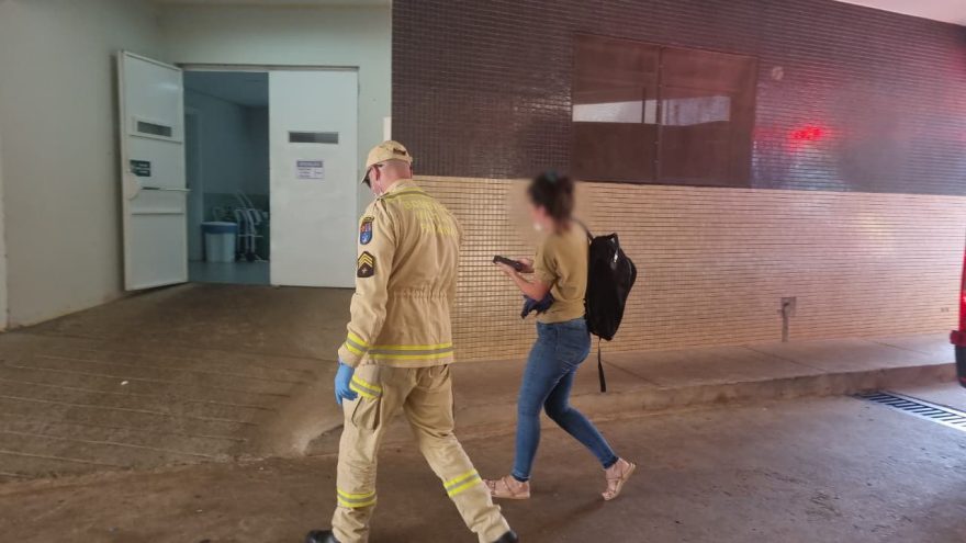 Mulher desmaia enquanto andava de patinete e é socorrida pelo Siate
