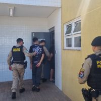 Neto e amigo que mataram avô durante assalto são detidos pela PM Imagem referente a Neto e amigo que mataram avô durante assalto são detidos pela PM