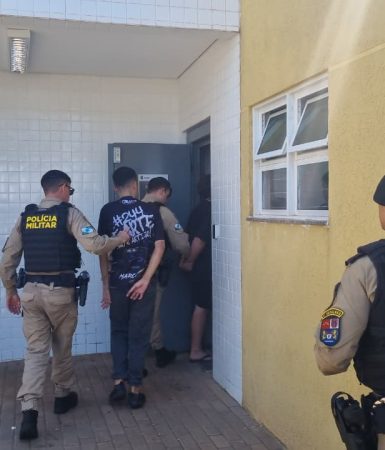 Neto e amigo que mataram avô durante assalto são detidos pela PM Imagem referente a Neto e amigo que mataram avô durante assalto são detidos pela PM