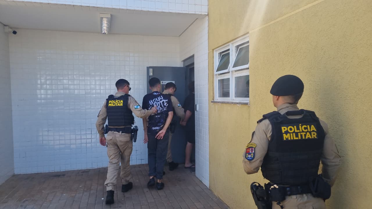 Neto e amigo que mataram avô durante assalto são detidos pela PM Imagem referente a Neto e amigo que mataram avô durante assalto são detidos pela PM