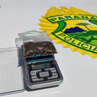 Estudante é flagrado pela PM com dichavador e maconha Imagem referente a Estudante é flagrado pela PM com dichavador e maconha