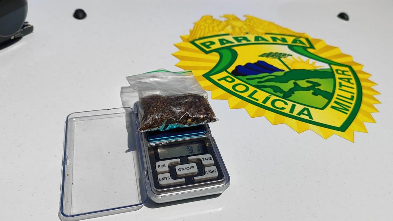 Estudante é flagrado pela PM com dichavador e maconha Imagem referente a Estudante é flagrado pela PM com dichavador e maconha