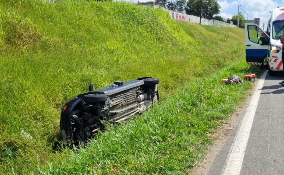 Motorista sofre acidente e tomba carro em valeta na BR-277