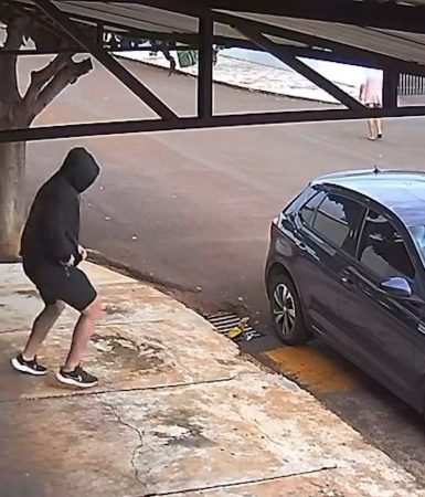 Vídeo mostra neto e amigo fugindo após latrocínio em bar Imagem referente a Vídeo mostra neto e amigo fugindo após latrocínio em bar