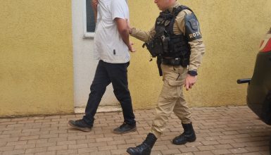 Homem é detido após tentar beijar jovem na Avenida Carlos Gomes Imagem referente a Homem é detido após tentar beijar jovem na Avenida Carlos Gomes