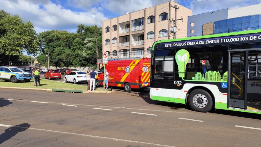 Quatro pessoas ficam feridas em forte colisão entre carro e ônibus na Avenida Brasil