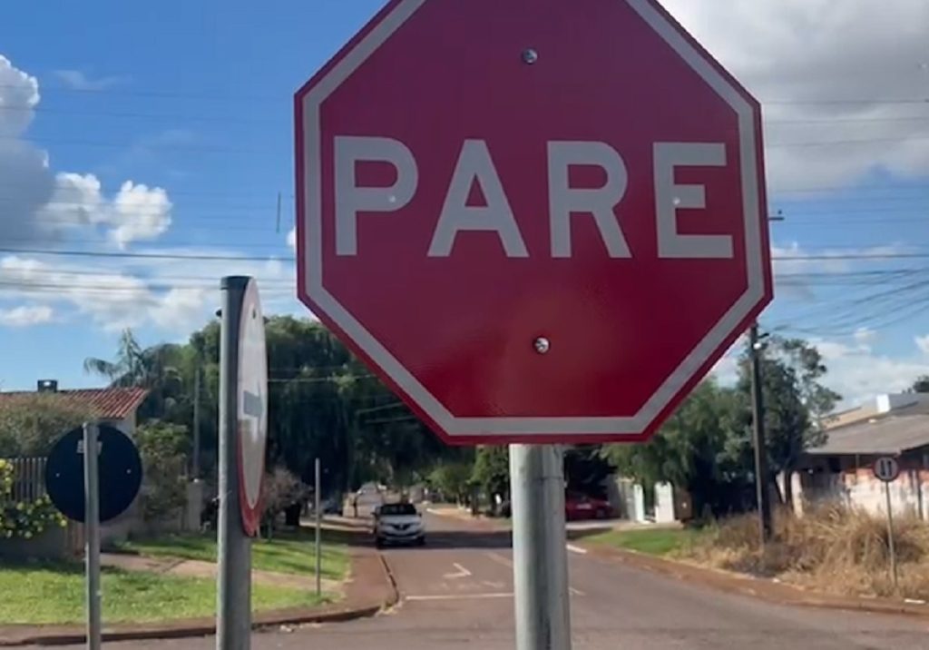 Cruzamento com nove placas de trânsito confunde motoristas no Santa Cruz