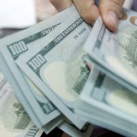 Imagem referente a Dólar cai para R$ 5,22, e bolsa sobe 1,6% com alívio no Oriente Médio