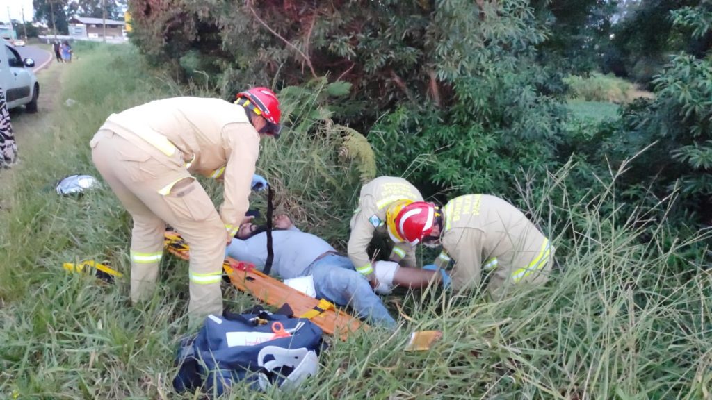 Dois ocupantes de moto ficam feridos após forte colisão na marginal da BR-467 em Cascavel