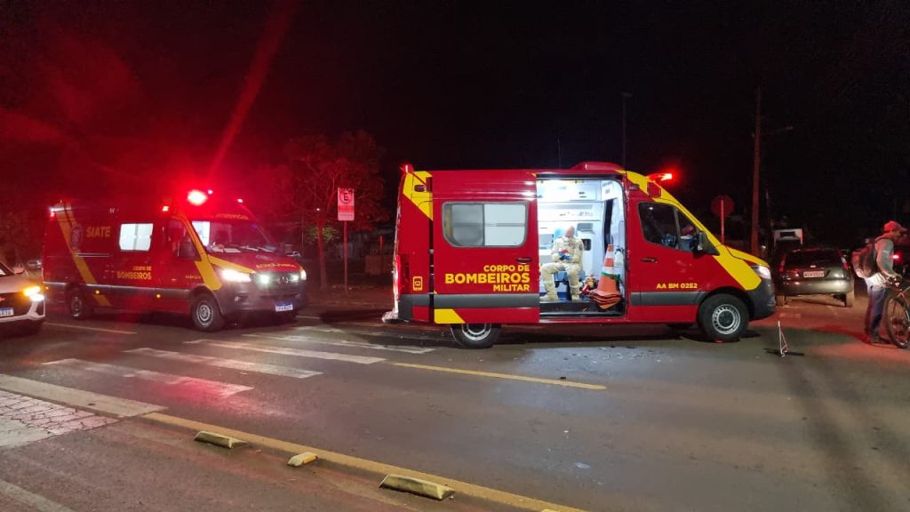 Casal fica ferido após colisão frontal entre moto e carro na Tito Muffato